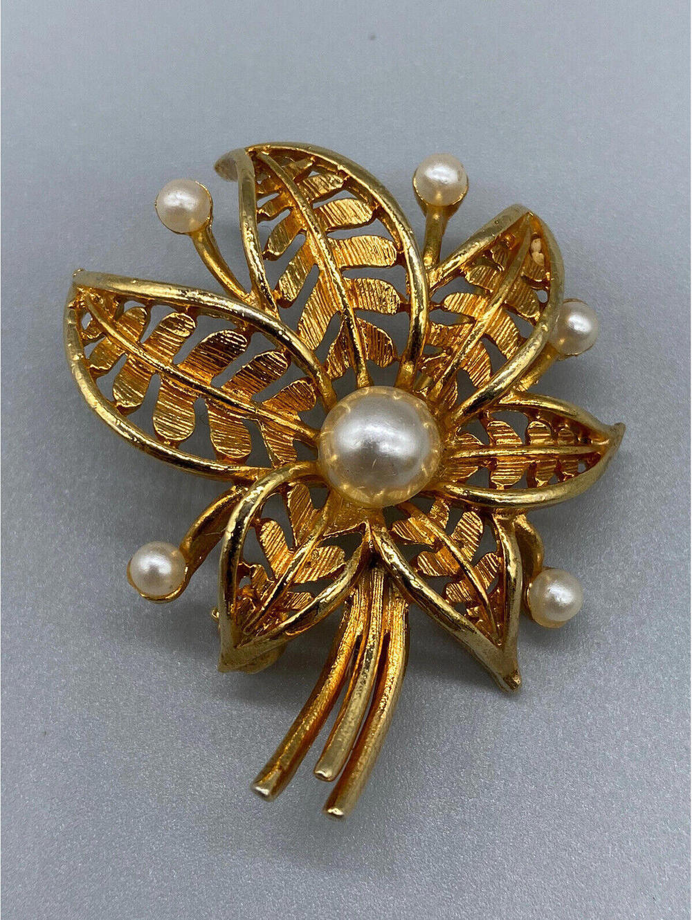 Signed Lisner Vintage 1960s Gold Tone Pearl Flower Adorable Brooch